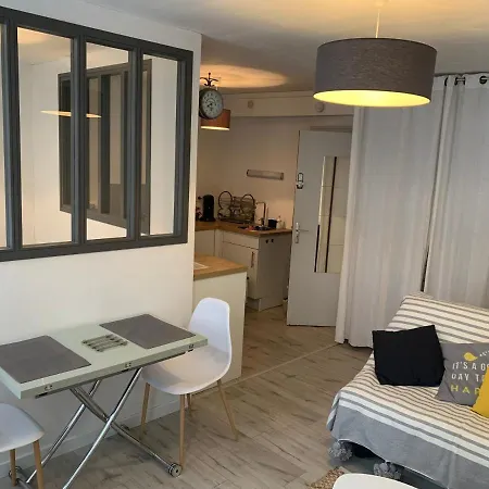 Apartment L'oasis Marin: Cozy Seaside Retreat In La Rochelle Center